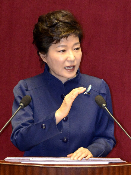 박근혜 대통령이 18일 국회에서 열린 제9차본회의에서 내년도 예산안에 대한 시정연설을 하고 있다. 연합뉴스