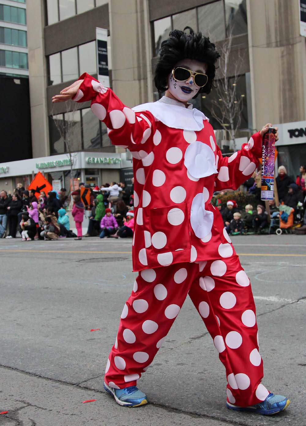 17일(현지시간) 캐나다 토론토시에서 109번째 토론토 산타 클로스 퍼레이드 참가자들이 분장을 하고 거리를 걷고 있다.  올해에는 750,000 여명이 퍼레이드에 참석할 것으로 예상된다. 신화/뉴시스