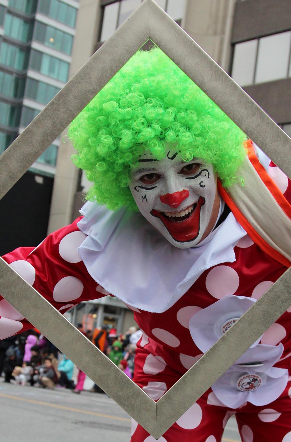 17일(현지시간) 캐나다 토론토시에서 109번째 토론토 산타 클로스 퍼레이드 참가자들이 분장을 하고 거리를 걷고 있다.  올해에는 750,000 여명이 퍼레이드에 참석할 것으로 예상된다. 신화/뉴시스