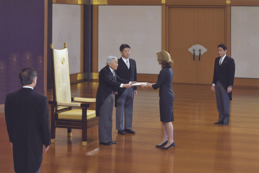 19일 케네디 대사는 도쿄의 왕궁에서 일왕에게 신임장을 건네고 있다. 사진 왼쪽부터 아키히토 일왕, 기시다 후미오 외무상, 케네디 대사. AP/뉴시스