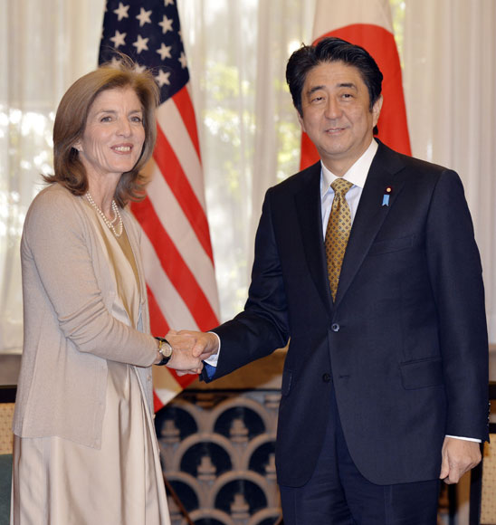 20일 케네디 대사(왼쪽)와 아베 총리와 악수를 나누고 있다. AP/뉴시스