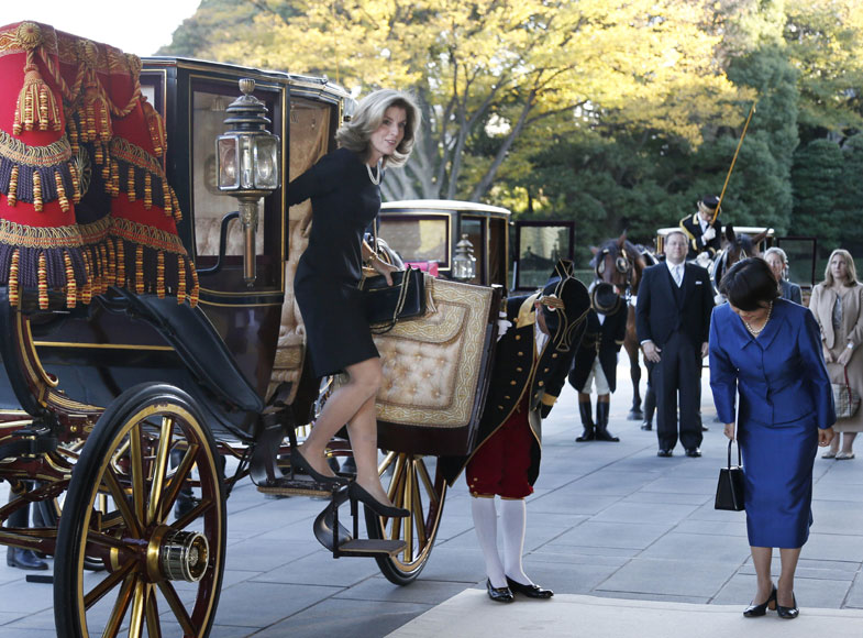 19일 케네디 대사는 도쿄의 왕궁에 도착해 마차에서 내리고 있다. AP/뉴시스