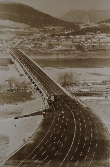 1969년 강남 개발의 결정적 계기가 된 경부고속도로 서울기점 제3한강교(한남대교)가 개통돼 차량이 오가고 있다.  서울시사편찬위원회 제공