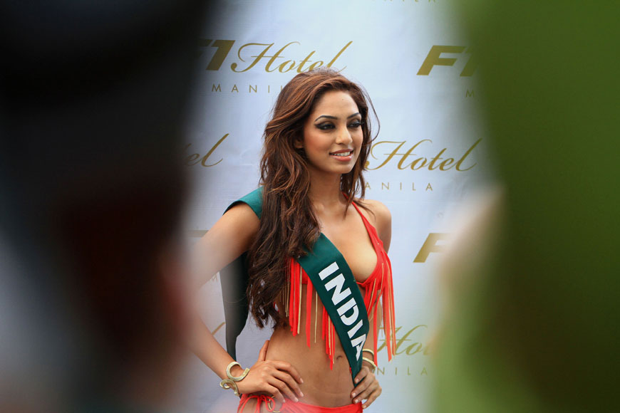 21일(현지시간) 필리핀 따귁 시티에서 열린 ‘2013 미스 어스 대회’프레스 프레젠테이션에서 참가자들이 포즈를 취하고 있다. 신화/뉴시스