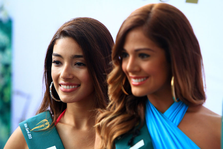 21일(현지시간) 필리핀 따귁 시티에서 열린 ‘2013 미스 어스 대회’프레스 프레젠테이션에서 참가자들이 포즈를 취하고 있다. 신화/뉴시스