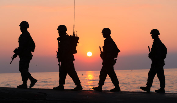 연평도 포격 3주기를 하루 앞둔 가운데 22일 오전 인천시 옹진군 연평도 당섬부두 인근에서 연평부대원들이 경계작전을 펼치고 있다. 연합뉴스