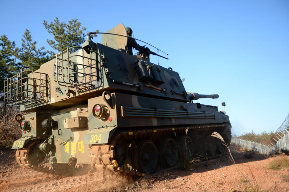 21일 연평도에서 실시된 연평도 포격전 3주기 상기 적 도발 대비 훈련에서 해병대 K-9자주포가 진지점령을 위해 기동하고 있다.  해병대