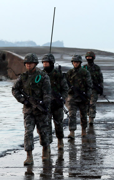연평도 포격 3주기를 하루 앞둔 가운데 22일 오전 인천시 옹진군 연평도 당섬부두 인근에서 연평부대원들이 경계작전을 펼치고 있다. 연합뉴스