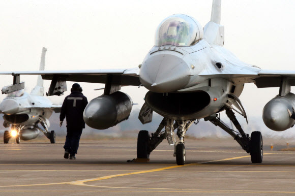 22일 충남 서산 공군 제20전투비행단 소속 정비사들이 KF-16 전투기 출격에 앞서 최종점검하고 있다. 공군은 이날 합참 주관 아래 연평도 포격도발 3주기를 맞아 적 도발에 대비한 훈련을 실시했다. 연합뉴스