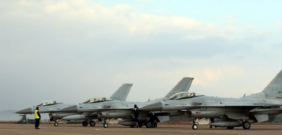 22일 충남 서산 공군 제20전투비행단 소속 정비사들이 KF-16 전투기 출격에 앞서 최종점검하고 있다. 공군은 이날 합참 주관 아래 연평도 포격도발 3주기를 맞아 적 도발에 대비한 훈련을 실시했다.연합뉴스