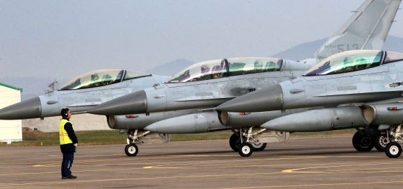 22일 충남 서산 공군 제20전투비행단 소속 정비사들이 KF-16 전투기 출격에 앞서 최종점검하고 있다. 공군은 이날 합참 주관 아래 연평도 포격도발 3주기를 맞아 적 도발에 대비한 훈련을 실시했다. 연합뉴스