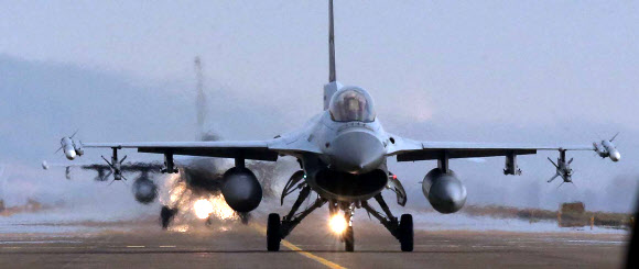 22일 충남 서산 공군 제20전투비행단 소속 KF-16 전투기 편대가 이륙하기 위해 활주로를 이동하고 있다. 공군은 이날 합참 주관 아래 연평도 포격도발 3주기를 맞아 적 도발에 대비한 훈련을 실시했다. 연합뉴스