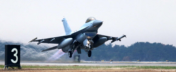 22일 충남 서산 공군 제20전투비행단 소속 KF-16 전투기가 활주로를 이륙하고 있다. 공군은 이날 합참 주관 아래 연평도 포격도발 3주기를 맞아 적 도발에 대비한 훈련을 실시했다. 연합뉴스