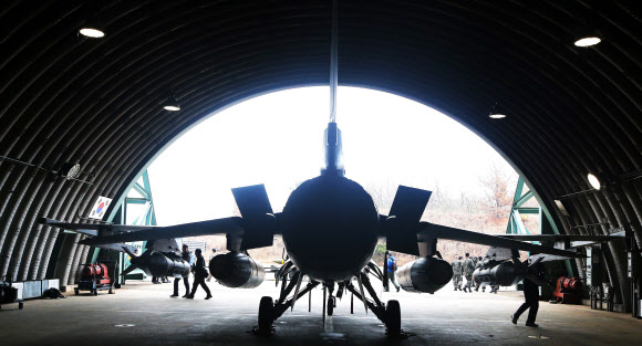 충남 서산 공군 제20전투비행단 소속 KF-16 전투기에 합동정밀직격탄인 J-DAM이 장착된 모습. 공군은 22일 합참 주관 아래 연평도 포격도발 3주기를 맞아 적 도발에 대비한 훈련을 실시했다. 연합뉴스