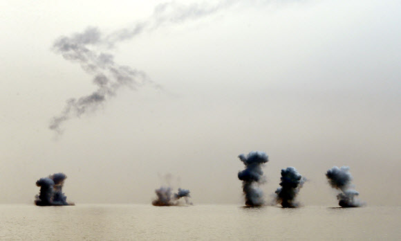 연평도 포격도발 3주기 국지도발 대비훈련이 열린 22일 오전 인천시 옹진군 연평도 당섬부두 인근 바다에 K-9자주포 포탄이 떨어져 물기둥을 만들고 있다. 연합뉴스