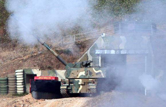 연평도 포격도발 3주기 국지도발 대비훈련이 열린 22일 오전 인천시 옹진군 연평도에서 K-9자주포가 연기를 내뿜으며 포탄을 발사하고 있다. 연합뉴스