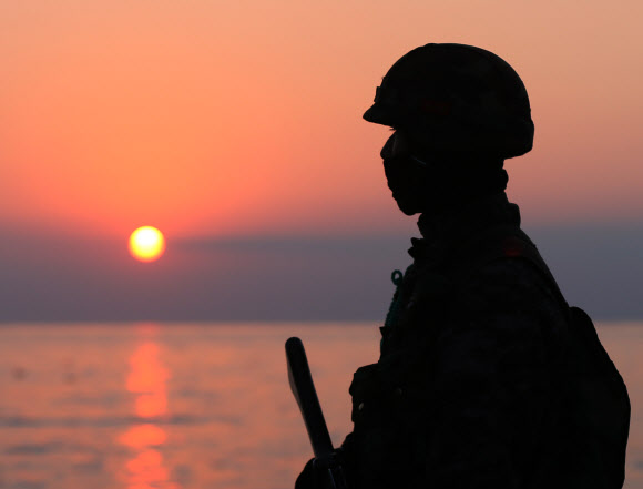 연평도 포격 3주기를 하루 앞둔 가운데 22일 오전 인천시 옹진군 연평도 당섬부두 인근에서 연평부대원이 경계작전을 펼치고 있다. 연합뉴스