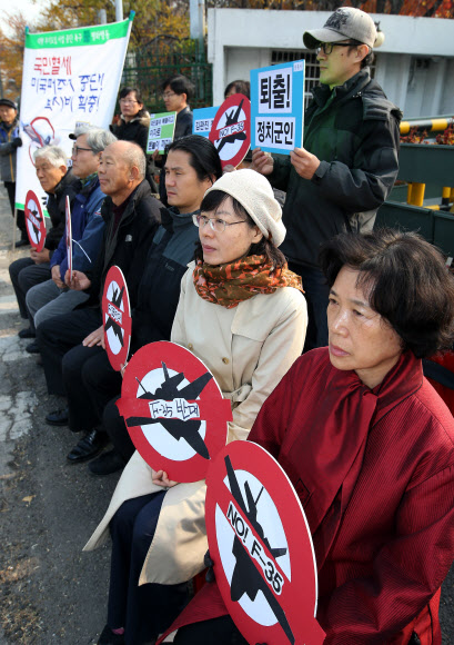 ’평화와통일을여는사람들’ 소속 회원들이 22일 서울 용산구 국방부 앞에서 F-35A 도입을 위한 요식절차 소요 결정 중단을 촉구하며 기자회견을 하고 있다. 이들은 이날 ”공군전력이 북을 압도하고 있는 상황에서 차기 전투기 도입은 과잉전력”이라며 F-35A 도입을 반대했다. 연합뉴스