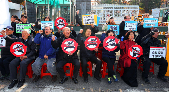 ’평화와통일을여는사람들’ 소속 회원들이 22일 서울 용산구 국방부 앞에서 F-35A 도입을 위한 요식절차 소요 결정 중단을 촉구하며 기자회견을 하고 있다. 이들은 이날 ”공군전력이 북을 압도하고 있는 상황에서 차기 전투기 도입은 과잉전력”이라며 F-35A 도입을 반대했다. 연합뉴스