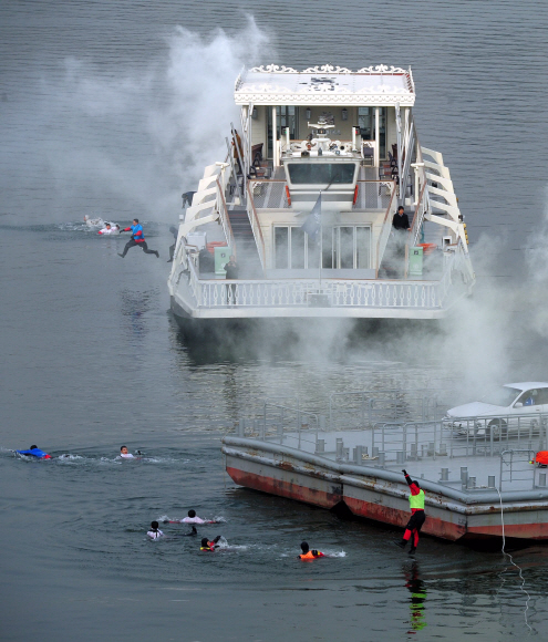 22일 오전 여의도 한강에서 열린 겨울철 수난사고 대비 유관기관 합동 구조훈련에서 서울시 소방재난본부 소속 119특수구조단 대원들이 마포대교 상판이 붕괴되는 상황을 가정한 인명구조를 실시하고 있다. 박지환 popocar@seoul.co.kr