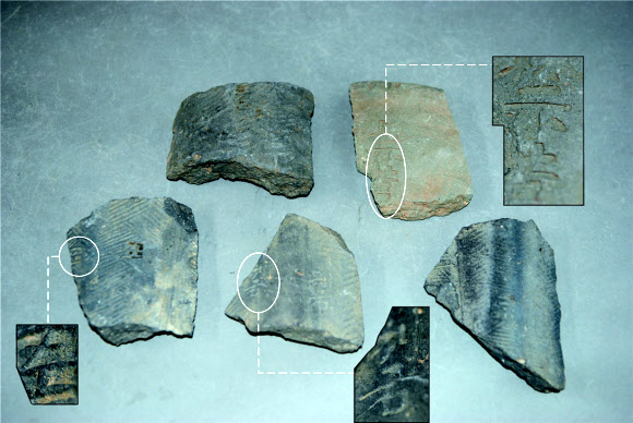 군영(軍營)인 총융청(摠戎廳)의 ‘융’, 금영(錦營)의 ‘영’ 등 조선시대 성벽을 지키거나 쌓는 것을 관리하던 관청명 일부가 새겨진 기와 조각들.<br>서울시 제공