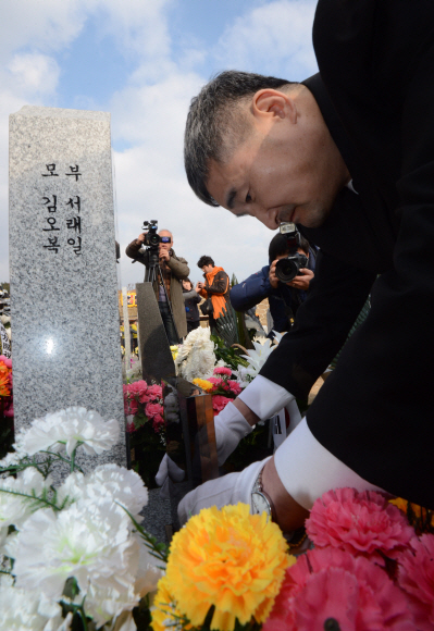 북한의 연평도 포격도발 3주기를 하루 앞둔 22일 오후 대전국립현충원에서 열린 추모식에서 故 서정우하사의 부친 서래일씨가 사진을 어루만지고 있다. 도준석 pado@seoul.co.kr