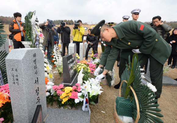 북한의 연평도 포격도발 3주기를 하루 앞둔 22일 오후 대전국립현충원에서 열린 추모식에서 해병대 장병들이 헌화 하고 있다. 도준석 pado@seoul.co.kr