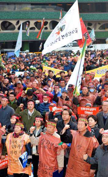 22일 오후 서울 시청광장에서 열린 농민집회에 참가한 농민들이 구호를 외치고 있다.  박지환 popocar@seoul.co.kr