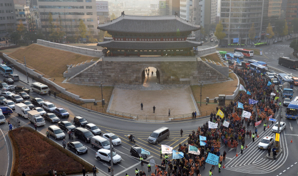 22일 오후 농민집회에 참가한 농민들이 서울역에서 시청광장으로 행진을 하고 있다.  박지환 popocar@seoul.co.kr
