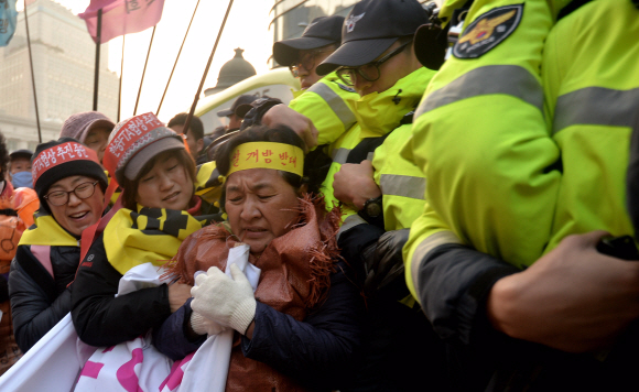 22일 오후 농민집회에 참가한 농민들이 서울역에서 시청광장으로 행진 중 경찰과 충돌하고 있다.  박지환 popocar@seoul.co.kr
