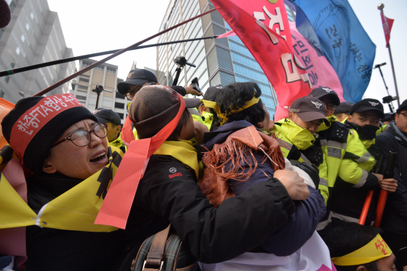 22일 오후 농민집회에 참가한 농민들이 서울역에서 시청광장으로 행진 중 경찰과 충돌하고 있다.  박지환 popocar@seoul.co.kr