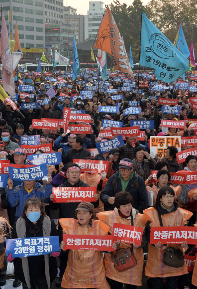 22일 오후 서울 시청광장에서 열린 농민집회에 참가한 농민들이 구호를 외치고 있다.  박지환 popocar@seoul.co.kr