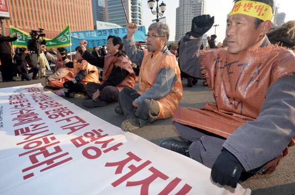 22일 오후 서울역에서 열린 농민집회에 참가한 농민들이 구호를 외치고 있다.  박지환 popocar@seoul.co.kr