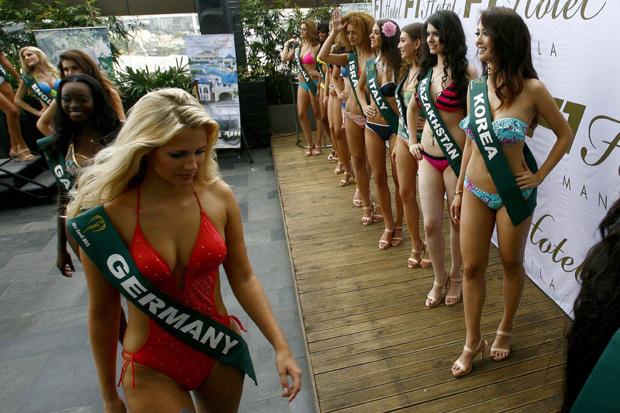 21일(현지시간) 필리핀 따귁 시티에서 열린 ‘2013 미스 어스 대회’프레스 프레젠테이션에서 참가자들이 포즈를 취하고 있다. 신화/뉴시스