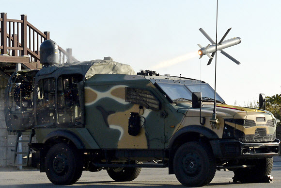 해병대 사령부는 지난달 29일 백령도에서 해상사격훈련의 일환으로 실시된 스파이크 미사일 발사 장면을 22일 공개했다. 스파이크 미사일 발사 장면이 언론에 공개된 것은 이번이 처음이다. 지난 5월 서북도서에 실전 배치된 스파이크 미사일은 사거리가 약 20km에 달하며 북한의 해안포 및 갱도 진지를 정밀 타격할 수 있다. 해병대 제공