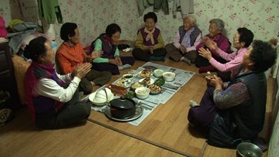 한지붕 아래 친자매 이상으로 다정하게 살아가는 여섯 할머니의 일상과 건강비결을 들여다보는 ‘장수의 비밀’.<br>EBS 제공