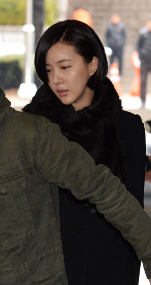 장미인애가 25일 서울 서초구 서울지방법원으로 들어서고 있다. 