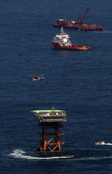 사진은 지난해 4월 이어도 암초에 좌초된 중국화물선 인양작업을 하고 있는 선박 2척이 보인다.  사진공동취재단