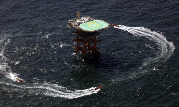 제주해경 고속단정이 제주남단 이어도 해양과학기지에서 외국선박의 이어도 상륙시도를 저지하기 위한 위기대응 훈련을 하고 있다.  사진공동취재단