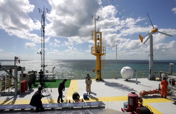 이어도해양과학기지의 첨단 장비들. 세계에서 해양으로 가장 먼 위치에 있는 이어도종합해양과학과학기지 상판에 최첨단 기상 및 해양관측장비와 환경관측장비, 태양광발전시스템과 풍력발전시스템, 위성안테나 등이 시설돼 있다.
