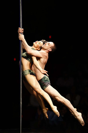 25일(현지시간) 아르헨티나 부에노스 아이레스에서 열린 2013 ‘미스 폴 댄스 남아메리카 대회’와 ‘폴 댄스 아르헨티나 대회’에서 폴 댄서가 경연에 참가하고 있다. AP/뉴시스 제공