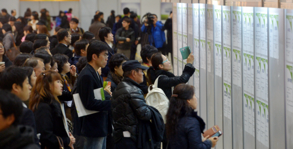 구직자들이 26일 서울 강남구 코엑스에서 열린 시간선택제 일자리 채용박람회 현장에서 게시판에 붙은 채용 공고를 보고 있다.  정연호 기자 tpgod@seoul.co.kr