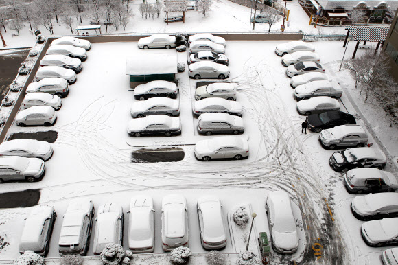 27일 원주 등 강원 15개 시·군에 대설주의보가 내려진 가운데 태백시내에 눈이 쌓여 있다. 연합뉴스