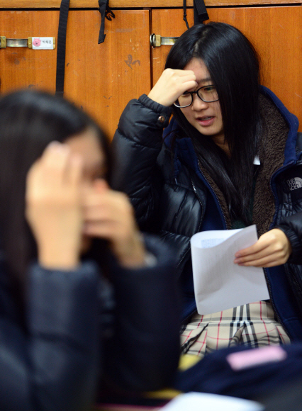 27일 서울 배화여고에서 3학년 학생들이 수능성적표를 받아 확인하고 있다.   정연호 기자 tpgod@seoul.co.kr