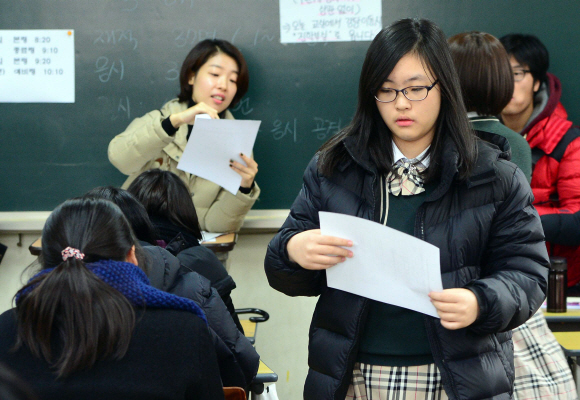 27일 서울 배화여고에서 3학년 학생들이 수능점수표를 받아 확인하고 있다.   정연호 기자 tpgod@seoul.co.kr
