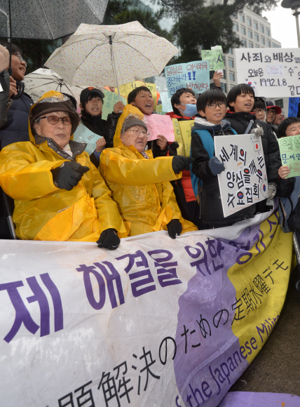 27일 오후 서울 일본대사관 앞에서 열린 정기수요시위에 참가한 어린이들이 구호를 외치고 있다.  박지환 기자 popocar@seoul.co.kr