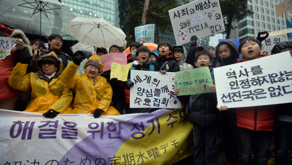 27일 오후 서울 일본대사관 앞에서 열린 정기수요시위에 참가한 어린이들이 구호를 외치고 있다.  박지환 기자 popocar@seoul.co.kr