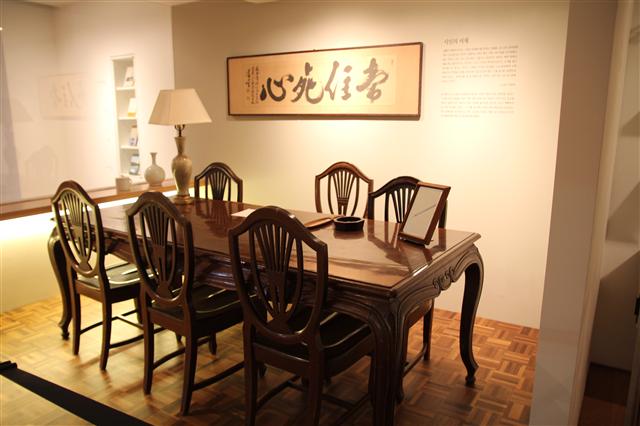 시인이 마포구 구수동에 살던 시절 사용했던 서양식 테이블. 수많은 작품을 낳은 테이블이다.