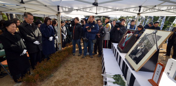 채명신 장군 안장식이 28일 서울 국립현충원에서 열려 유가족들이 헌화 하고 있다.  도준석 pado@seoul.co.kr