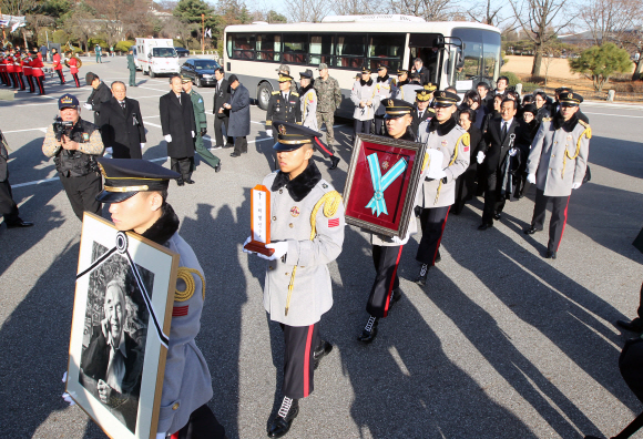 초대 주월남 한국군 사령관이었던 고 채명신 장군의 안장식이 28일 오후 서울 국립현충원에서 열렸다. 장례 행렬이 고인의 유골을 일반 병사 묘역으로 운구하고 있다. 도준석 pado@seoul.co.kr